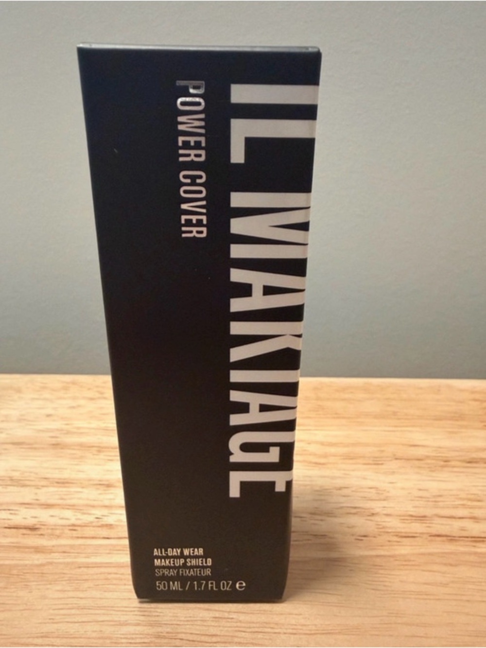 IL MAKIAGE Mattifying Makeup Setting Spray – Black Cap, Pale Pink Bottle